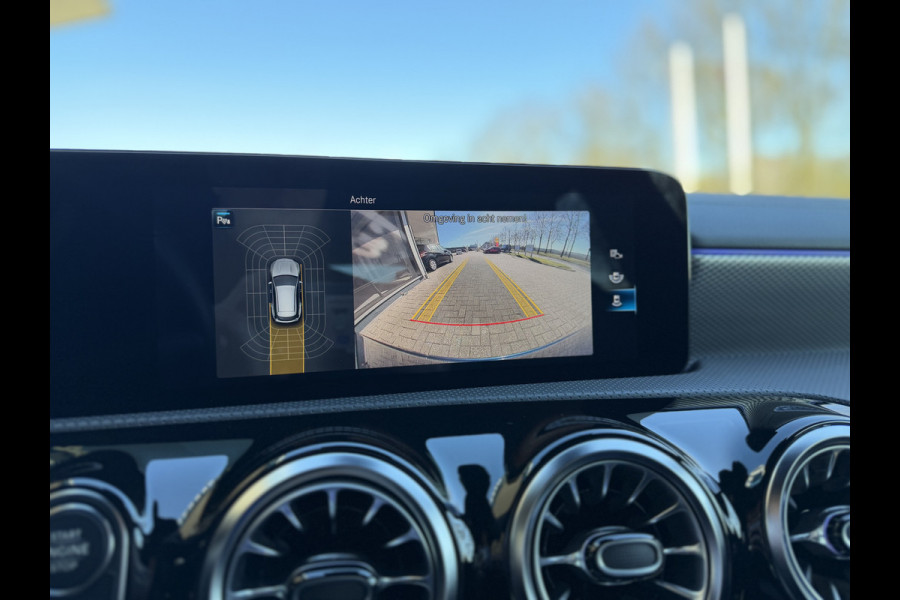 Mercedes-Benz CLA-Klasse Shooting Brake 180 Business Solution Luxury Automaat / Leder / PDC v+a / Navigatie / Keyless / Led