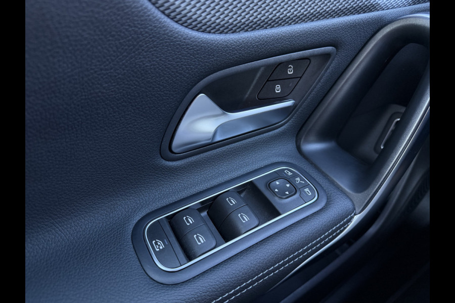 Mercedes-Benz CLA-Klasse Shooting Brake 180 Business Solution Luxury Automaat / Leder / PDC v+a / Navigatie / Keyless / Led