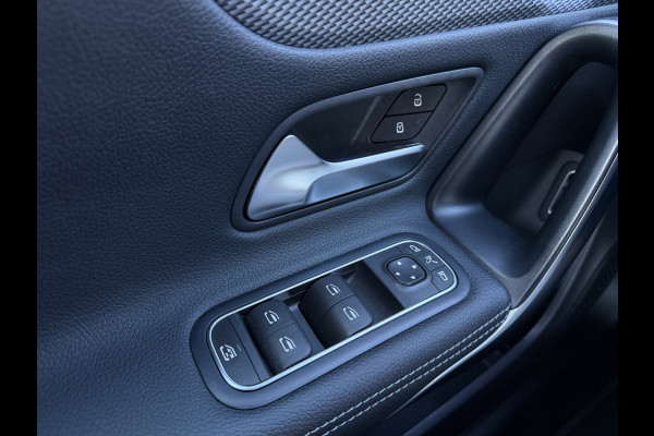 Mercedes-Benz CLA-Klasse Shooting Brake 180 Business Solution Luxury Automaat / Leder / PDC v+a / Navigatie / Keyless / Led