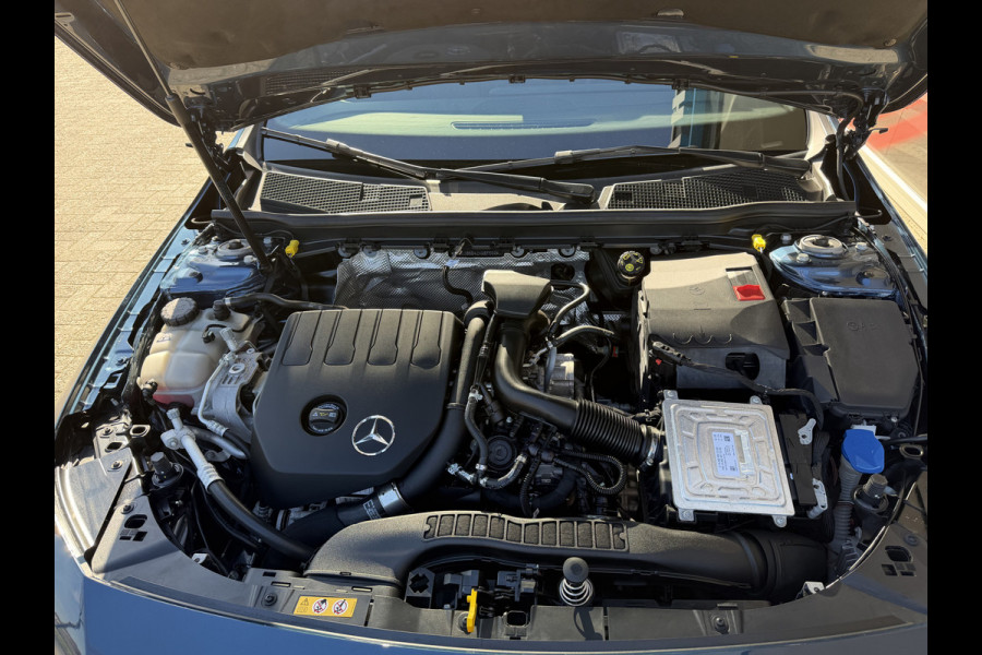 Mercedes-Benz CLA-Klasse Shooting Brake 180 Business Solution Luxury Automaat / Leder / PDC v+a / Navigatie / Keyless / Led