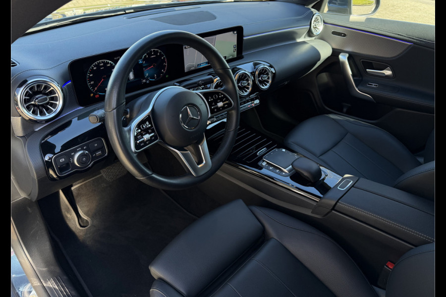 Mercedes-Benz CLA-Klasse Shooting Brake 180 Business Solution Luxury Automaat / Leder / PDC v+a / Navigatie / Keyless / Led