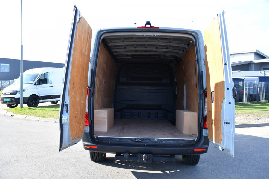 Mercedes-Benz Sprinter 319 3.0 CDI L2H1 AMG Edition Cruise, 360 Camera, Carplay, 10,5'' Mbux, Stoelverwarming, LED, Leder, 190pk, 3500kg Trekhaak, Sensoren, Uniek!