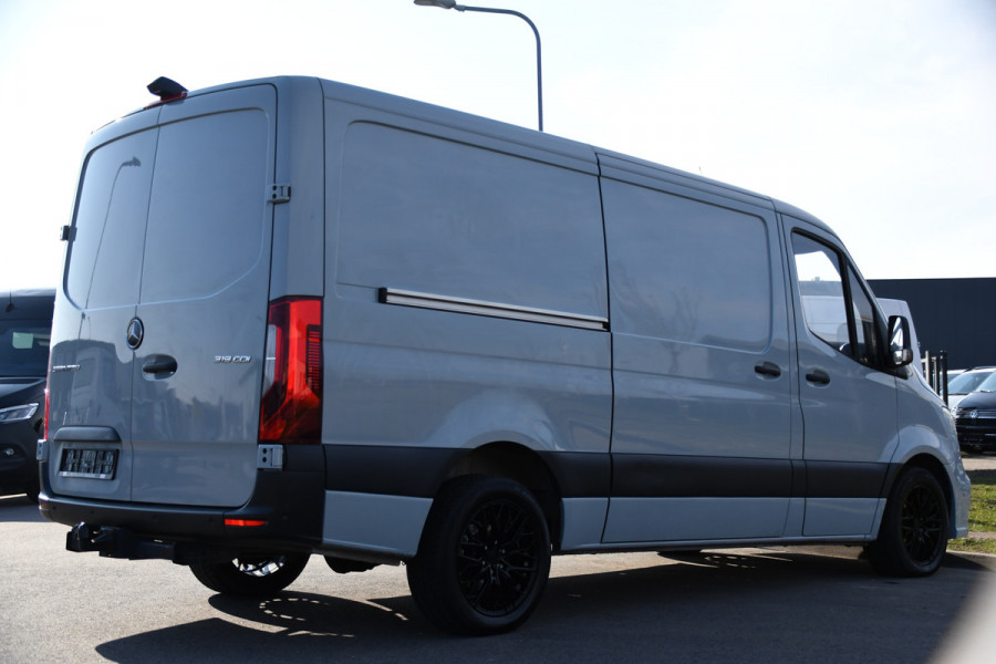 Mercedes-Benz Sprinter 319 3.0 CDI L2H1 AMG Edition Cruise, 360 Camera, Carplay, 10,5'' Mbux, Stoelverwarming, LED, Leder, 190pk, 3500kg Trekhaak, Sensoren, Uniek!
