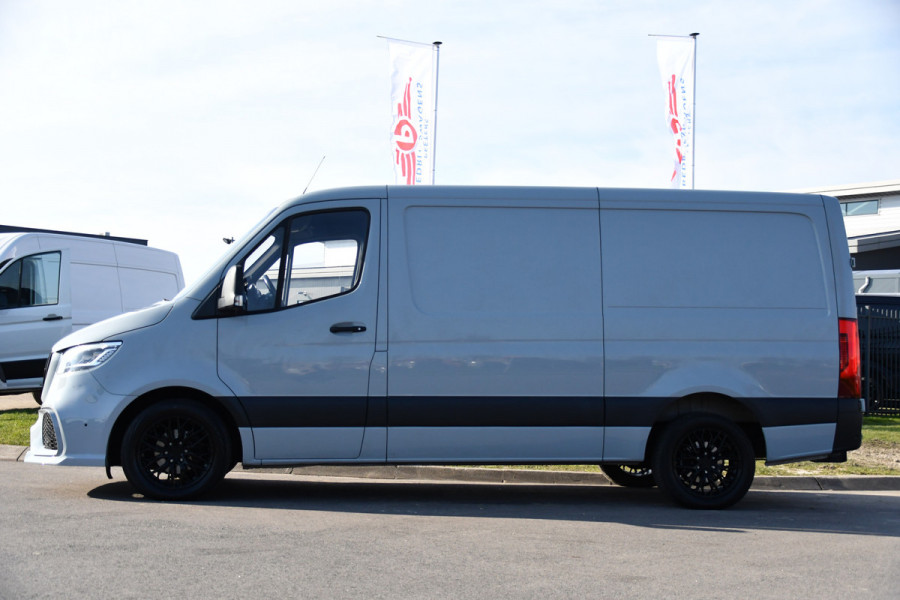 Mercedes-Benz Sprinter 319 3.0 CDI L2H1 AMG Edition Cruise, 360 Camera, Carplay, 10,5'' Mbux, Stoelverwarming, LED, Leder, 190pk, 3500kg Trekhaak, Sensoren, Uniek!
