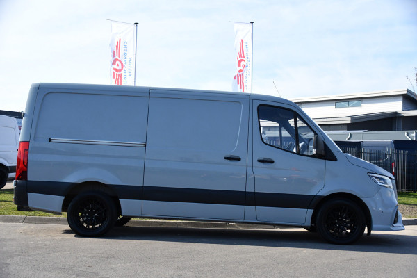 Mercedes-Benz Sprinter 319 3.0 CDI L2H1 AMG Edition Cruise, 360 Camera, Carplay, 10,5'' Mbux, Stoelverwarming, LED, Leder, 190pk, 3500kg Trekhaak, Sensoren, Uniek!