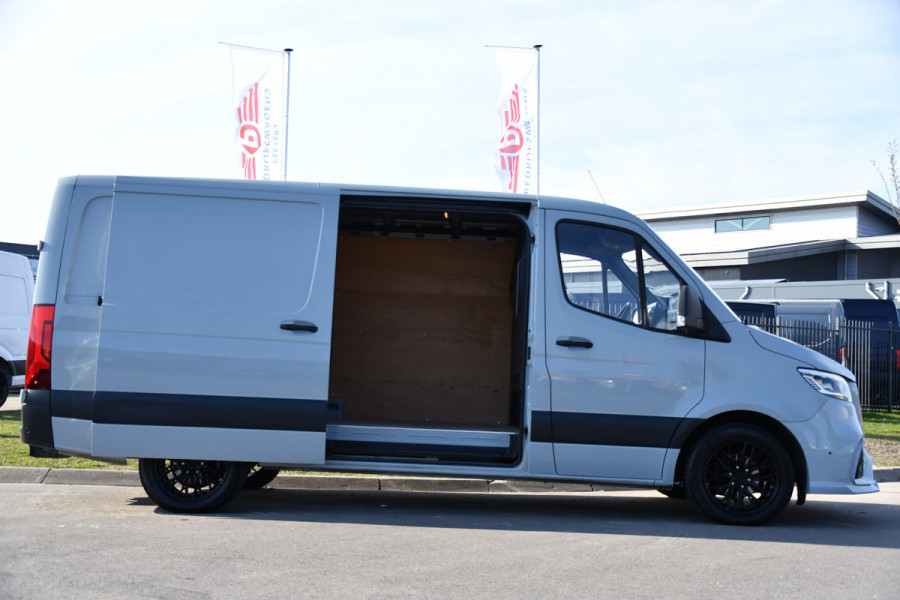 Mercedes-Benz Sprinter 319 3.0 CDI L2H1 AMG Edition Cruise, 360 Camera, Carplay, 10,5'' Mbux, Stoelverwarming, LED, Leder, 190pk, 3500kg Trekhaak, Sensoren, Uniek!