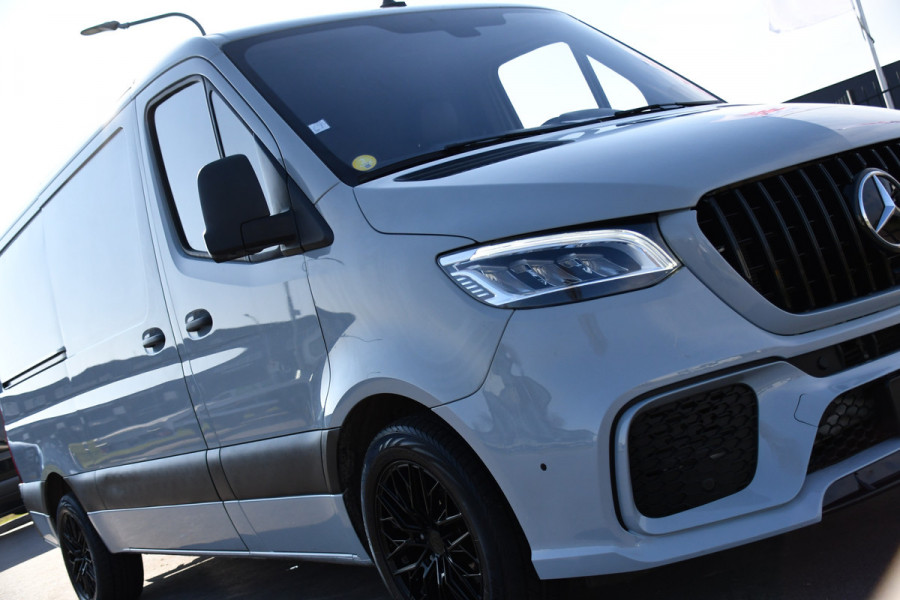 Mercedes-Benz Sprinter 319 3.0 CDI L2H1 AMG Edition Cruise, 360 Camera, Carplay, 10,5'' Mbux, Stoelverwarming, LED, Leder, 190pk, 3500kg Trekhaak, Sensoren, Uniek!