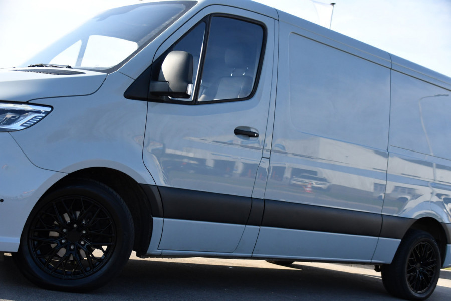 Mercedes-Benz Sprinter 319 3.0 CDI L2H1 AMG Edition Cruise, 360 Camera, Carplay, 10,5'' Mbux, Stoelverwarming, LED, Leder, 190pk, 3500kg Trekhaak, Sensoren, Uniek!