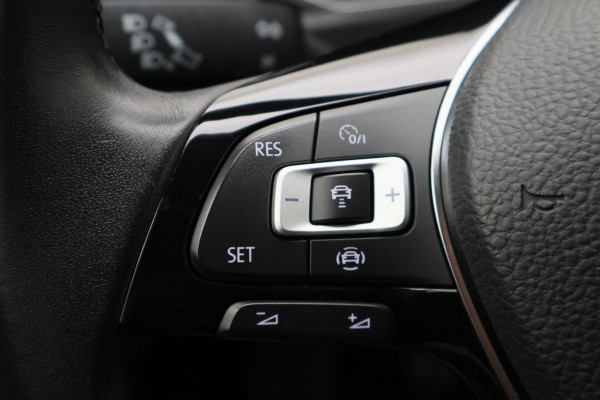 Volkswagen T-Roc 1.0 TSI Style Business ACC, Climate, Apple Carplay, Lane Assist, PDC