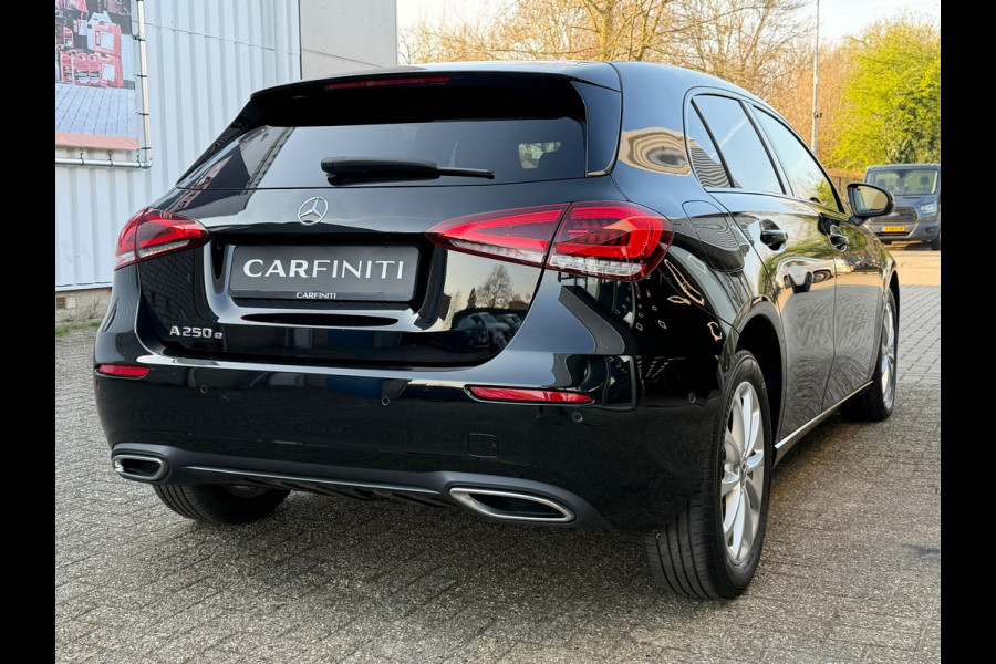 Mercedes-Benz A-Klasse 250 e Luxury 218 Pk / Navi / Cruise / Camera / Sfeerverlichting / Camera / 17".