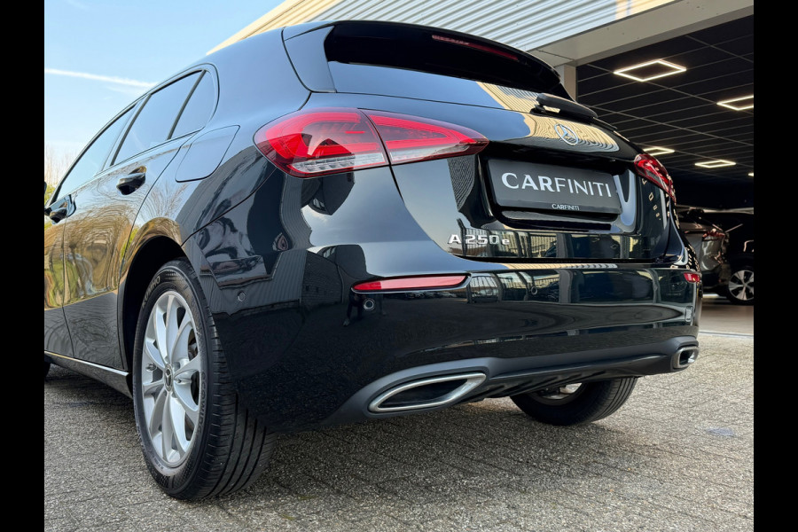 Mercedes-Benz A-Klasse 250 e Luxury 218 Pk / Navi / Cruise / Camera / Sfeerverlichting / Camera / 17".