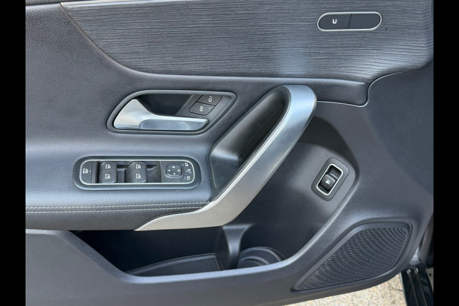 Mercedes-Benz A-Klasse 250 e Luxury 218 Pk / Navi / Cruise / Camera / Sfeerverlichting / Camera / 17".