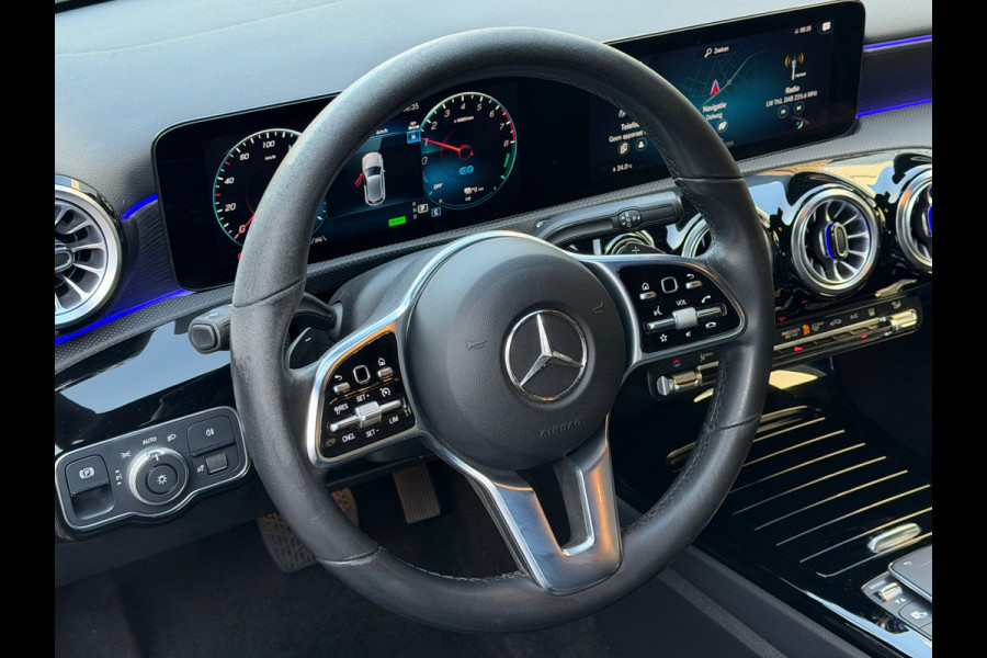 Mercedes-Benz A-Klasse 250 e Luxury 218 Pk / Navi / Cruise / Camera / Sfeerverlichting / Camera / 17".