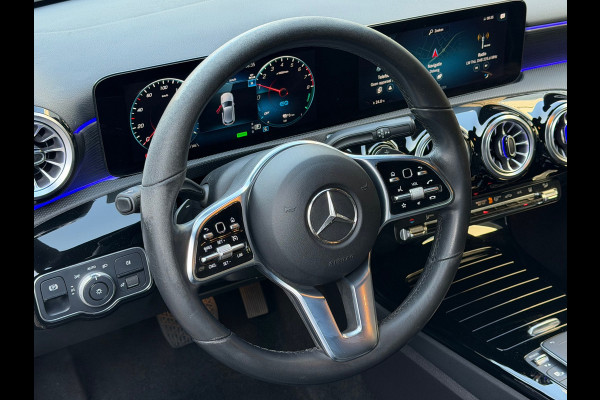 Mercedes-Benz A-Klasse 250 e Luxury 218 Pk / Navi / Cruise / Camera / Sfeerverlichting / Camera / 17".