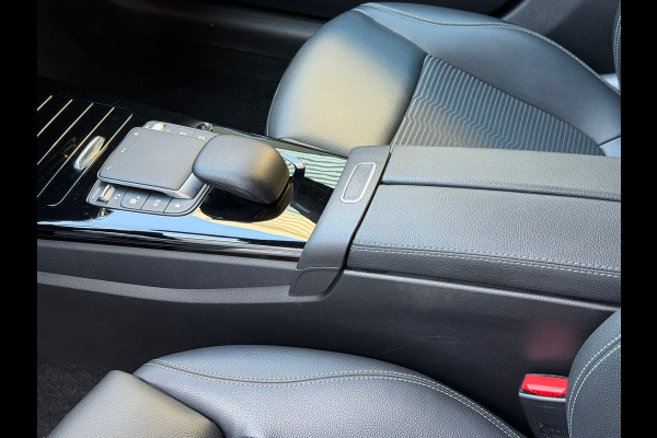 Mercedes-Benz A-Klasse 250 e Luxury 218 Pk / Navi / Cruise / Camera / Sfeerverlichting / Camera / 17".