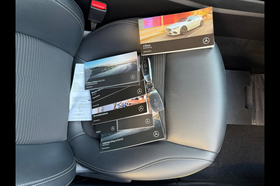 Mercedes-Benz A-Klasse 250 e Luxury 218 Pk / Navi / Cruise / Camera / Sfeerverlichting / Camera / 17".