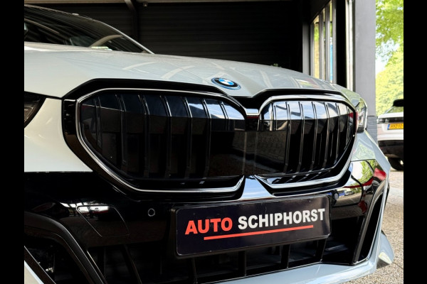 BMW 5 Serie Touring 530e x-Drive M-Sport Pro-20 inch trekhaak panorama head-up key-less