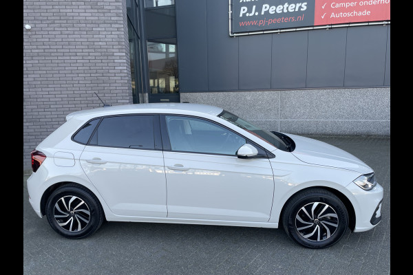 Volkswagen Polo 1.0 TSI Life Edition Achteruitrijcamera - Parkeersensoren - Apple carplay - Airco - Cruise control - Led verlichting - Licht metalen velgen 15 inch - Radio - Rijstrooksensor - Start/stop systeem - Stuur multifunc