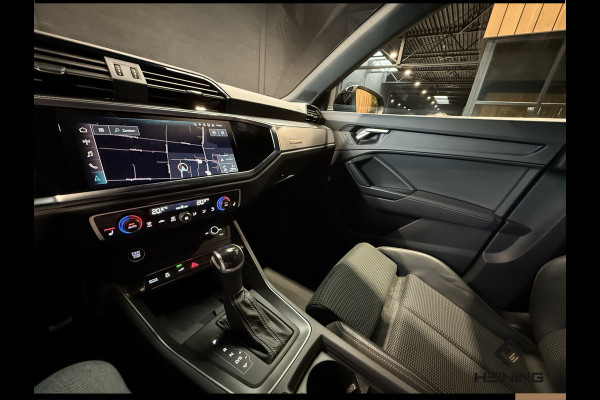 Audi Q3 45 TFSI e S edition Black edition. Trekhaak. Navi. 19 inch. Camera.