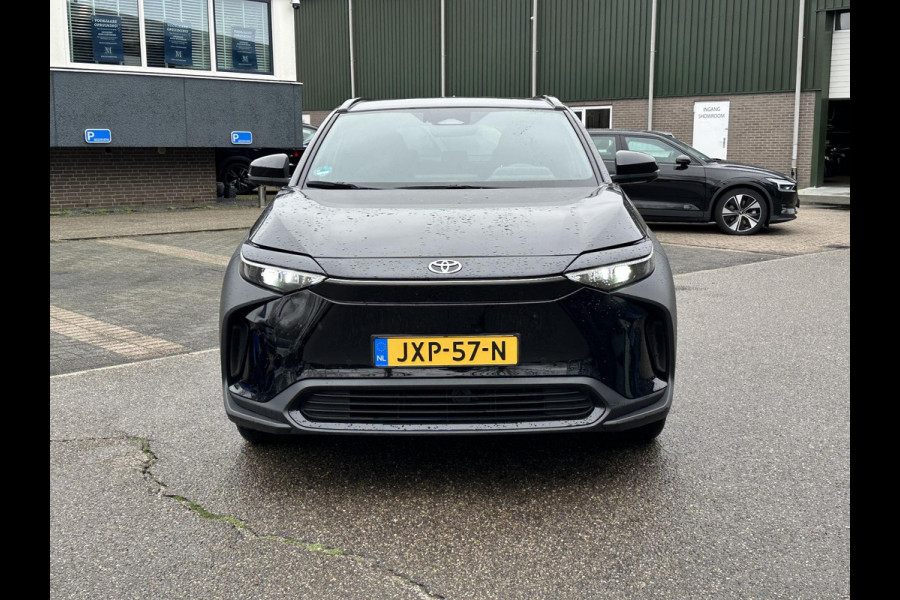 Toyota Bz4x Premium 71 kWh VAN: 33.900,- VOOR: 29.877,- | 3 FASE LADEN | RIJKLAARPRIJS incl. FABR. GARANTIE TOYOTA t/m 08-2033