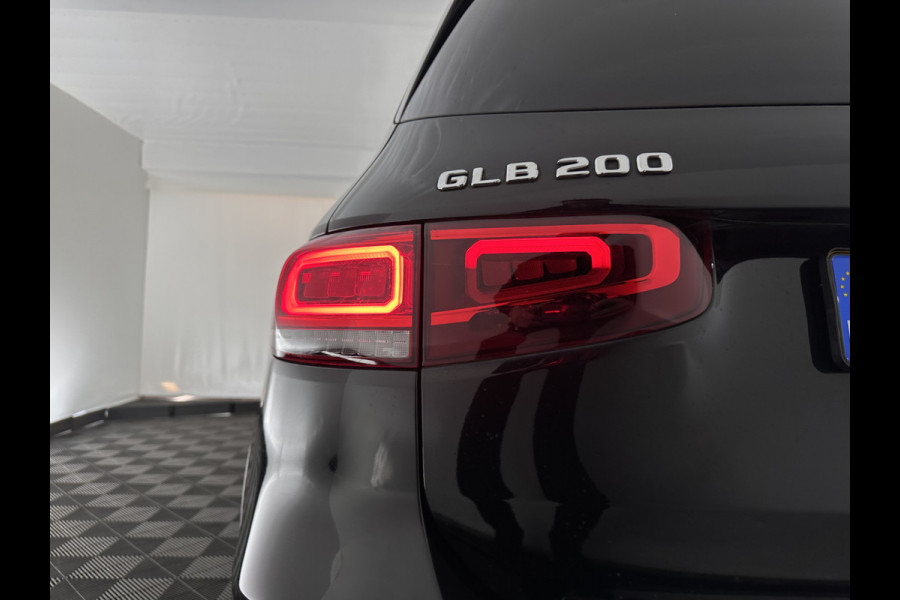 Mercedes-Benz Glb 200 Business Solution Luxury (INCL-BTW) *PANO | LEATHER | FULL-LED | AMBIENTLIGHT | HEATED-SPORTSEATS | WIDESCREEN-DIGICOCKPIT | DAB+ | NAVI-FULLMAP | CAMERA | PRIVACYGLASS | LANE-ASSIST | DYNAMIC-SELECT | 18'