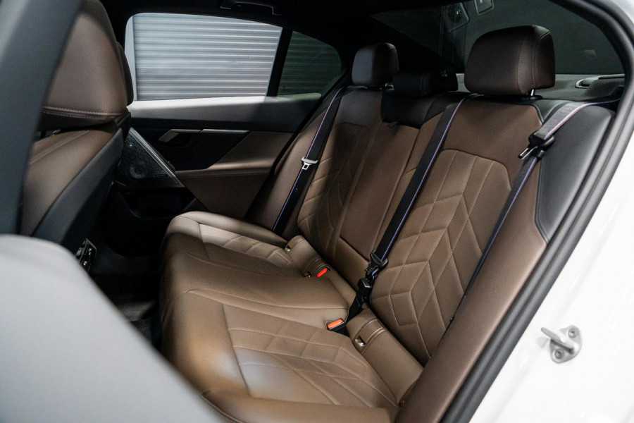 BMW 5 Serie 550e xDrive *M-Sport Pro / Bowers & Wilkins / Panorama / Stoelventilatie / HUD / Surround-view / Keyless*