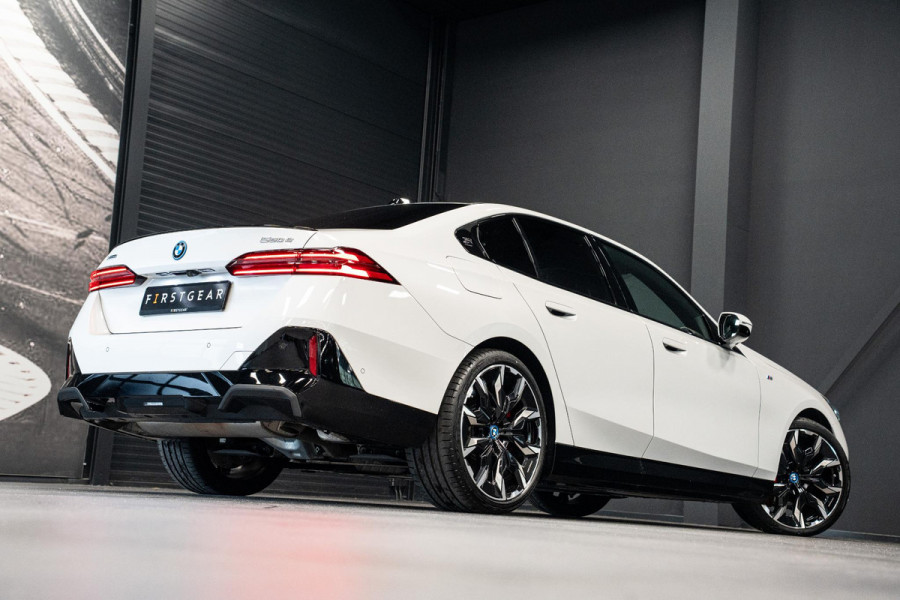 BMW 5 Serie 550e xDrive *M-Sport Pro / Bowers & Wilkins / Panorama / Stoelventilatie / HUD / Surround-view / Keyless*