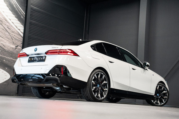 BMW 5 Serie 550e xDrive *M-Sport Pro / Bowers & Wilkins / Panorama / Stoelventilatie / HUD / Surround-view / Keyless*