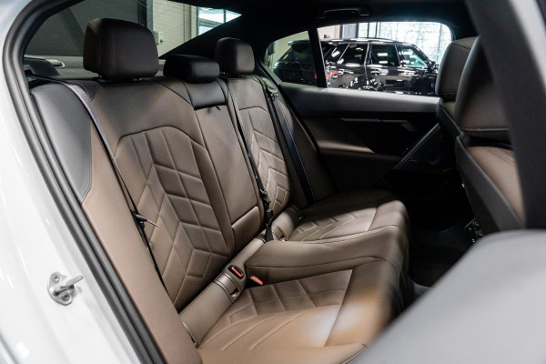BMW 5 Serie 550e xDrive *M-Sport Pro / Bowers & Wilkins / Panorama / Stoelventilatie / HUD / Surround-view / Keyless*