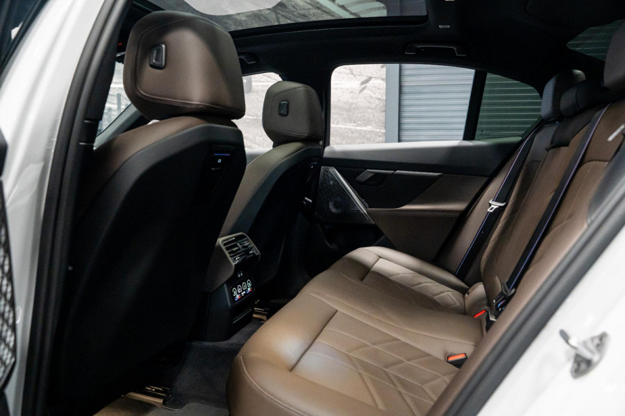 BMW 5 Serie 550e xDrive *M-Sport Pro / Bowers & Wilkins / Panorama / Stoelventilatie / HUD / Surround-view / Keyless*