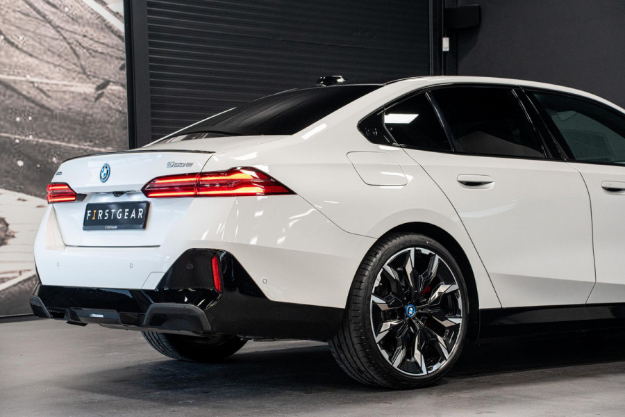 BMW 5 Serie 550e xDrive *M-Sport Pro / Bowers & Wilkins / Panorama / Stoelventilatie / HUD / Surround-view / Keyless*