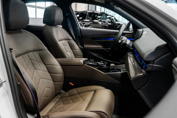BMW 5 Serie 550e xDrive *M-Sport Pro / Bowers & Wilkins / Panorama / Stoelventilatie / HUD / Surround-view / Keyless*