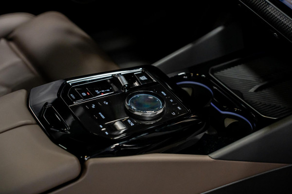 BMW 5 Serie 550e xDrive *M-Sport Pro / Bowers & Wilkins / Panorama / Stoelventilatie / HUD / Surround-view / Keyless*