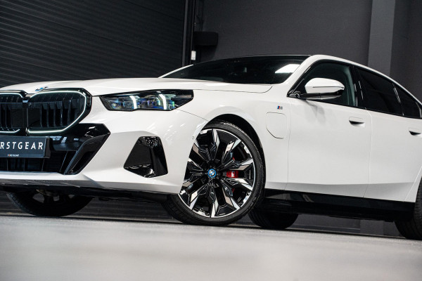 BMW 5 Serie 550e xDrive *M-Sport Pro / Bowers & Wilkins / Panorama / Stoelventilatie / HUD / Surround-view / Keyless*