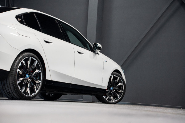 BMW 5 Serie 550e xDrive *M-Sport Pro / Bowers & Wilkins / Panorama / Stoelventilatie / HUD / Surround-view / Keyless*