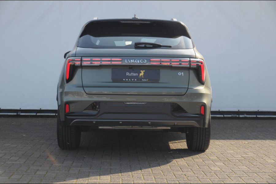 Lynk & Co 01 276PK Automaat Core / Adaptieve cruise control / Stoel - en stuurwielverarming / Parkeersensoren met camera / Apple carplay / Trekhaak / Metallic lak / 19" lichtmetalen velgen