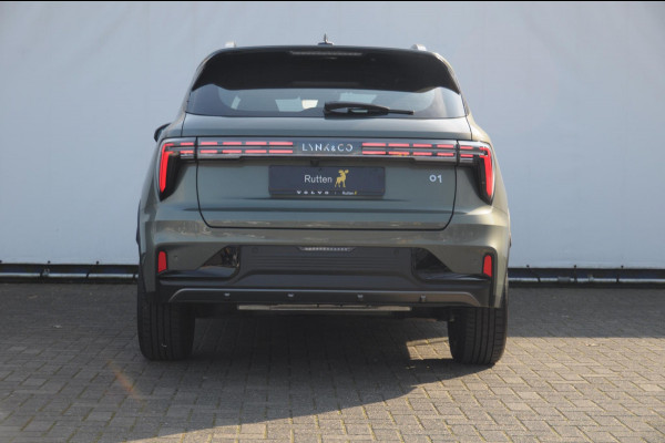 Lynk & Co 01 276PK Automaat Core / Adaptieve cruise control / Stoel - en stuurwielverarming / Parkeersensoren met camera / Apple carplay / Trekhaak / Metallic lak / 19" lichtmetalen velgen