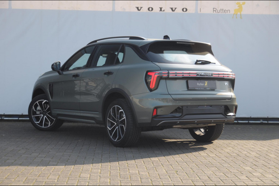 Lynk & Co 01 276PK Automaat Core / Adaptieve cruise control / Stoel - en stuurwielverarming / Parkeersensoren met camera / Apple carplay / Trekhaak / Metallic lak / 19" lichtmetalen velgen