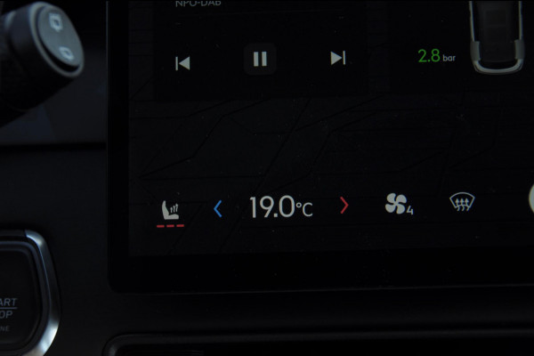 Lynk & Co 01 276PK Automaat Core / Adaptieve cruise control / Stoel - en stuurwielverarming / Parkeersensoren met camera / Apple carplay / Trekhaak / Metallic lak / 19" lichtmetalen velgen