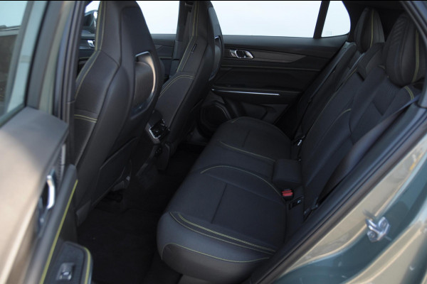 Lynk & Co 01 276PK Automaat Core / Adaptieve cruise control / Stoel - en stuurwielverarming / Parkeersensoren met camera / Apple carplay / Trekhaak / Metallic lak / 19" lichtmetalen velgen