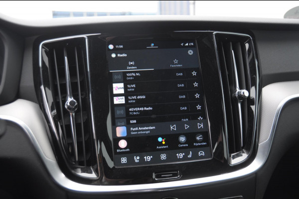 Volvo V60 T6 350PK Automaat AWD Plus Dark / Adaptive cruise control / Elektrische stoelen / Harman Kardon audio / Trekhaak / Pilot assist / BLIS / Stoel en stuur verwarming / Elektrische achterklep / Parkeersensoren met 360 camera / Google infotainment