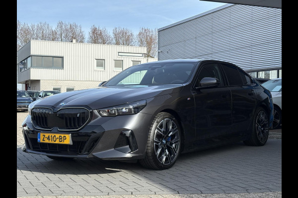 BMW i5 eDrive40 84 kWh | VOL! | Panoramadak | H&K Audio | M Pakket | Stoel- Ventilatie & Verwarming | Memory Seats |