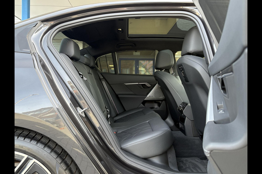 BMW i5 eDrive40 84 kWh | VOL! | Panoramadak | H&K Audio | M Pakket | Stoel- Ventilatie & Verwarming | Memory Seats |