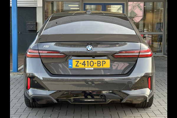 BMW i5 eDrive40 84 kWh | VOL! | Panoramadak | H&K Audio | M Pakket | Stoel- Ventilatie & Verwarming | Memory Seats |