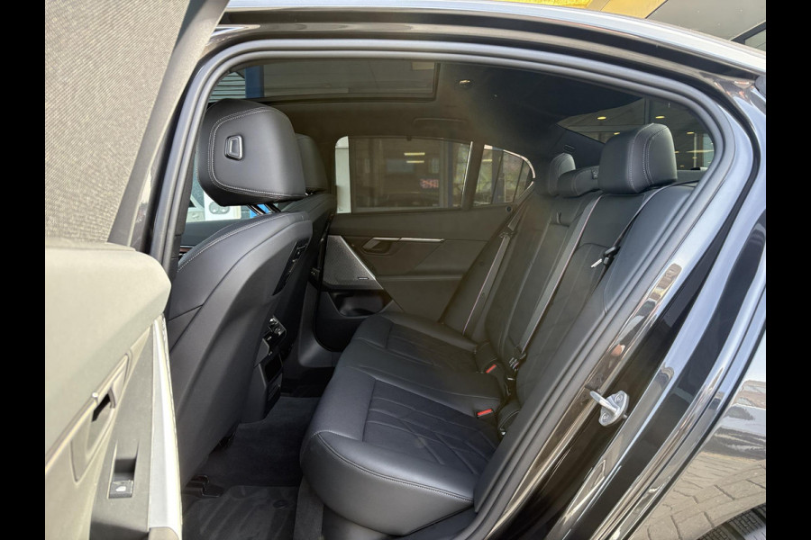 BMW i5 eDrive40 84 kWh | VOL! | Panoramadak | H&K Audio | M Pakket | Stoel- Ventilatie & Verwarming | Memory Seats |