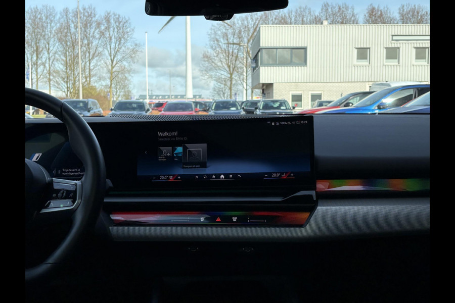 BMW i5 eDrive40 84 kWh | VOL! | Panoramadak | H&K Audio | M Pakket | Stoel- Ventilatie & Verwarming | Memory Seats |