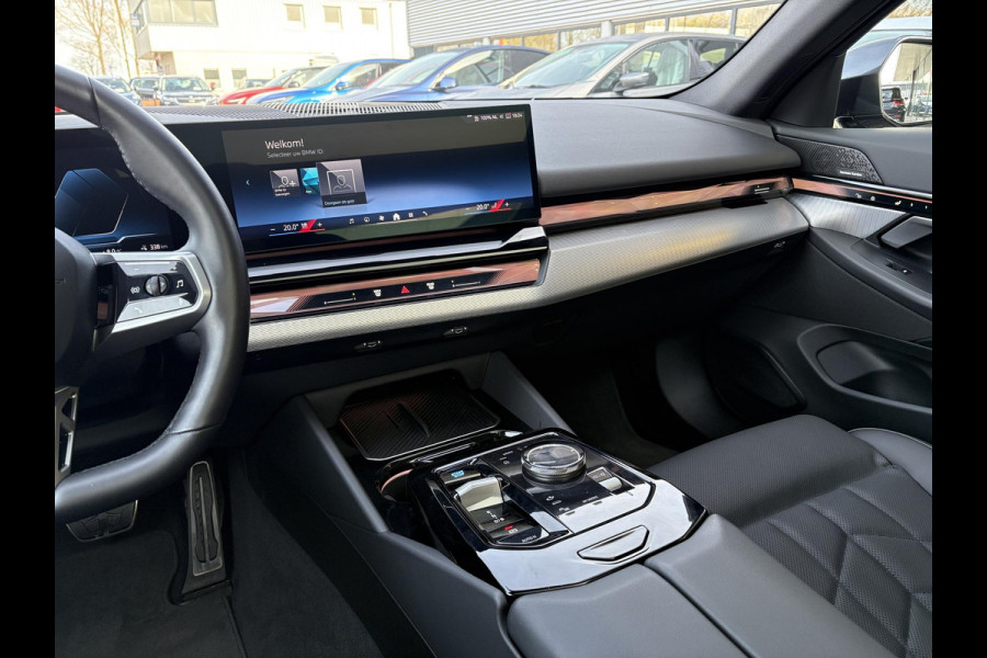 BMW i5 eDrive40 84 kWh | VOL! | Panoramadak | H&K Audio | M Pakket | Stoel- Ventilatie & Verwarming | Memory Seats |