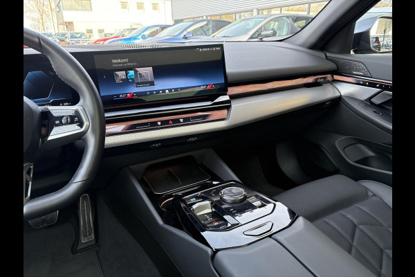 BMW i5 eDrive40 84 kWh | VOL! | Panoramadak | H&K Audio | M Pakket | Stoel- Ventilatie & Verwarming | Memory Seats |
