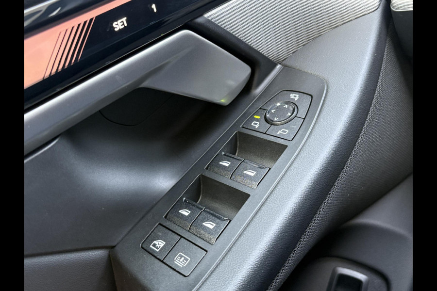 BMW i5 eDrive40 84 kWh | VOL! | Panoramadak | H&K Audio | M Pakket | Stoel- Ventilatie & Verwarming | Memory Seats |