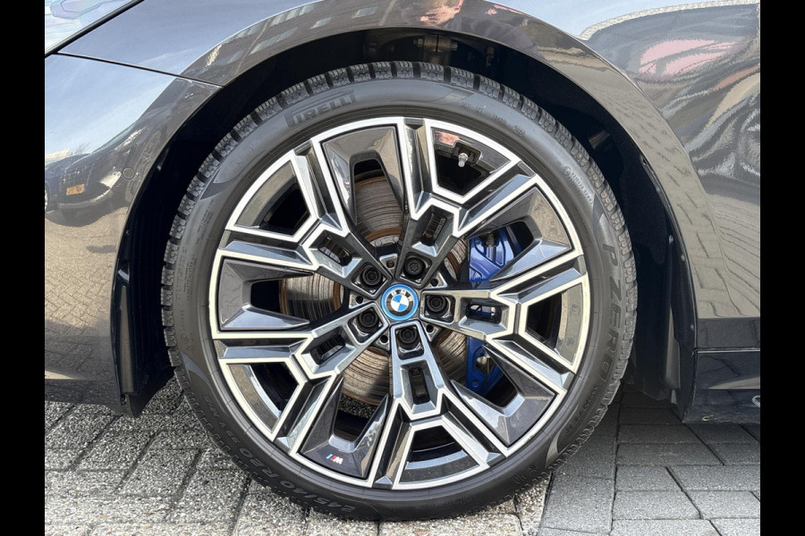 BMW i5 eDrive40 84 kWh | VOL! | Panoramadak | H&K Audio | M Pakket | Stoel- Ventilatie & Verwarming | Memory Seats |